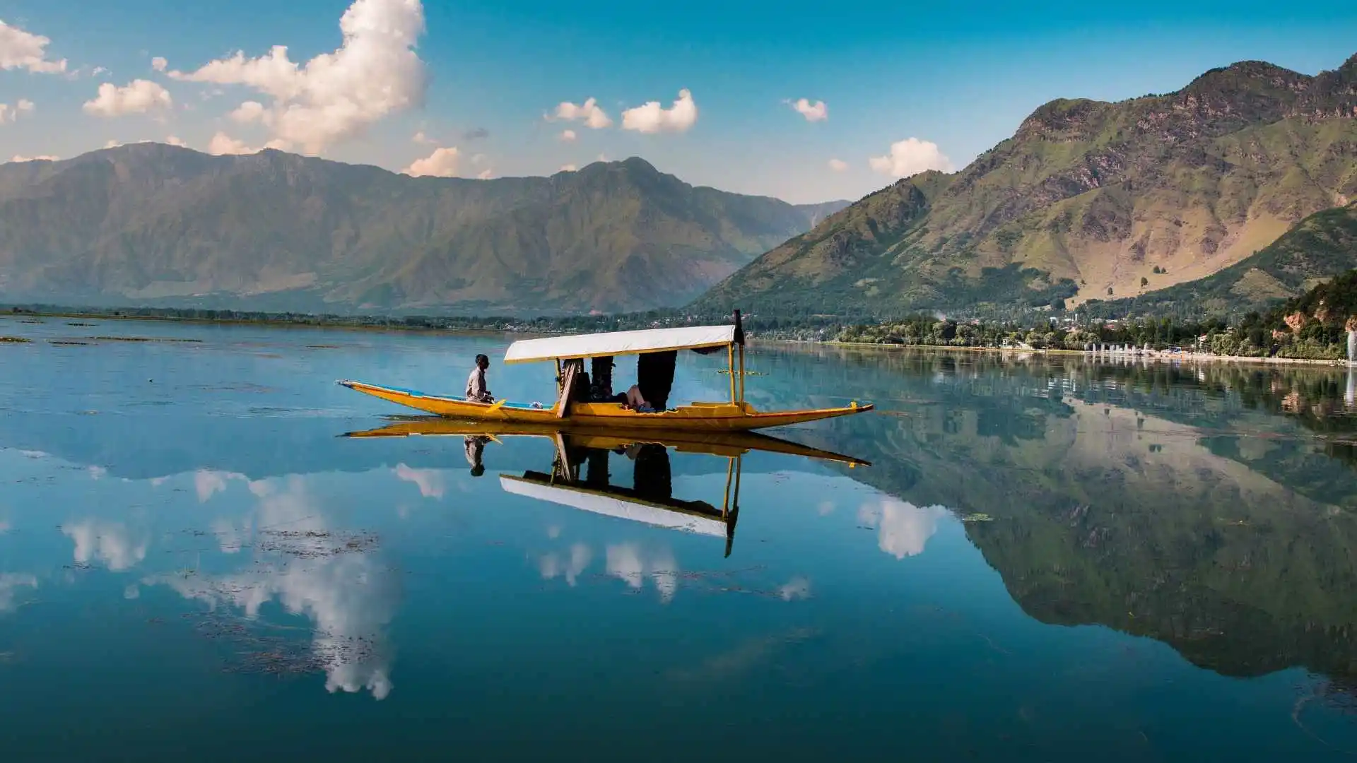 Dal Lake, lakes in Srinagar, lakes in Jammu & Kashmir, famous lakes in India, beautiful lakes in India