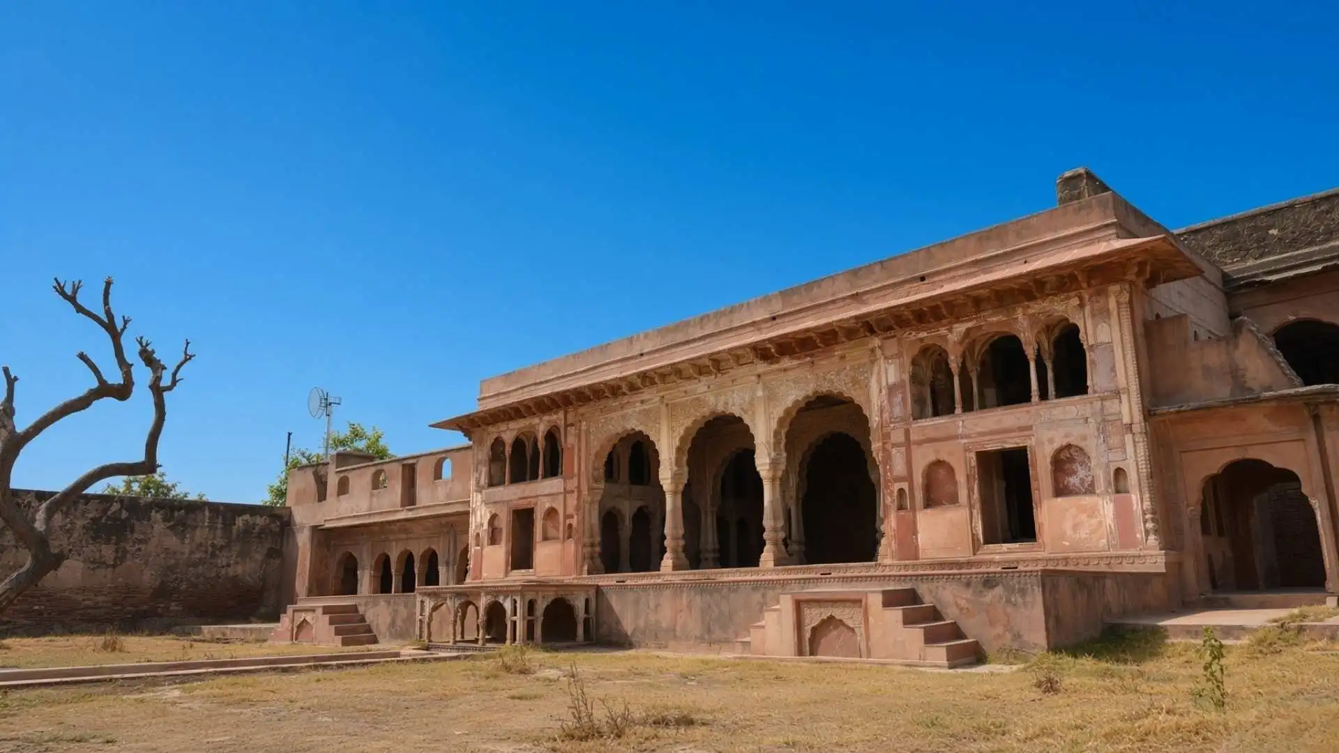 If love history, culture and traditions, visit Sheesh Mahal